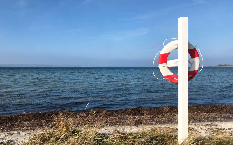 Ostsee Blick aufs Meer mit Rettungsring-Mast